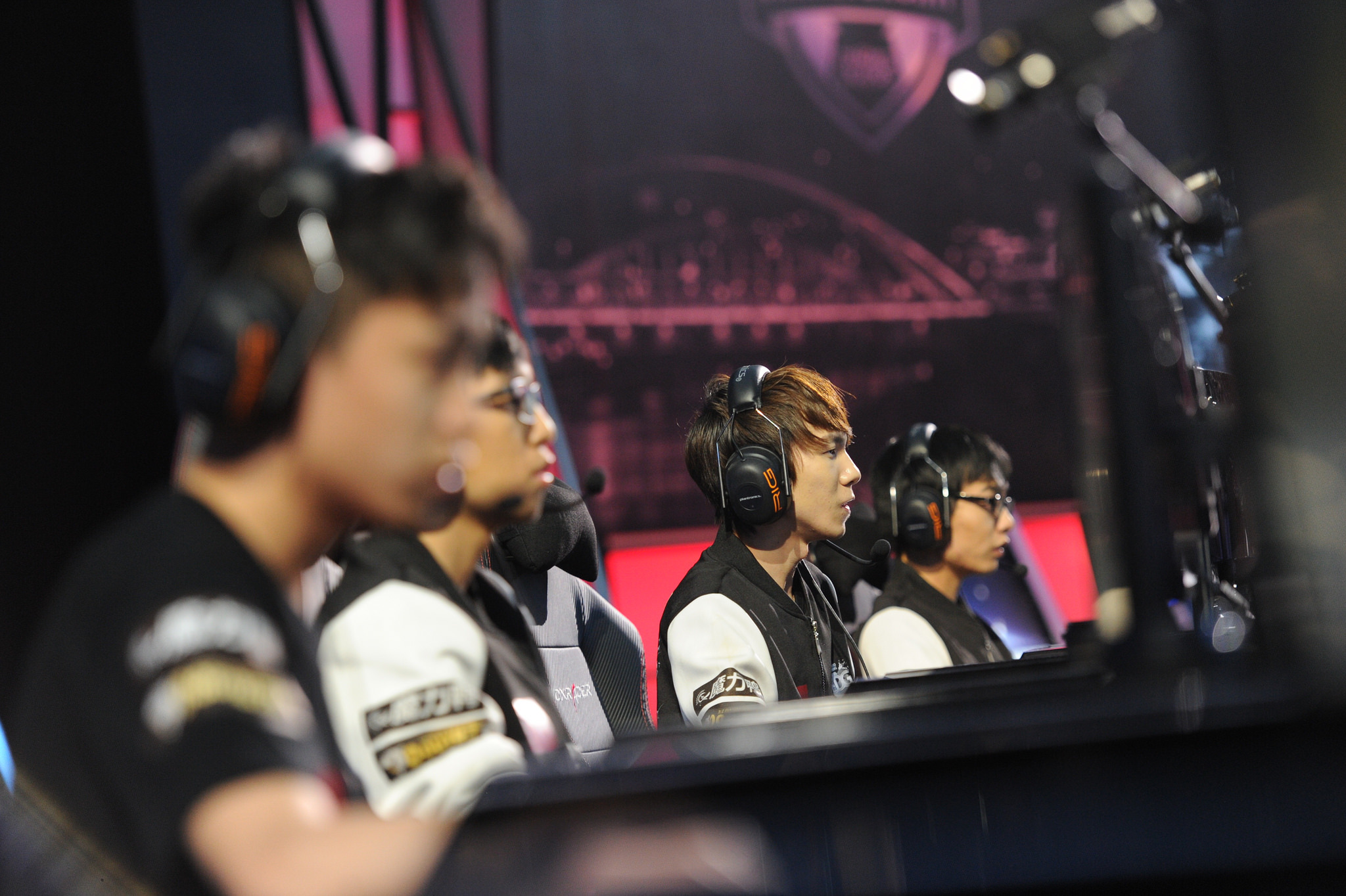 S15LOL全球总决赛各战队定妆照发布，BLG黑金战袍获好评